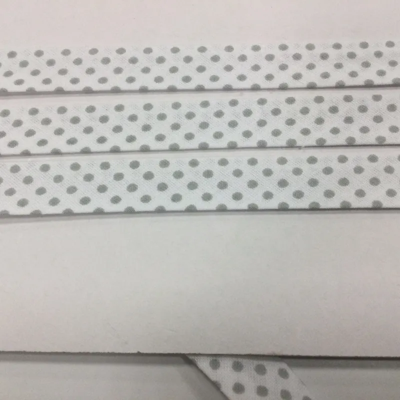 Vzorované, Galantéria, Šikmé prúžky - Šikmý prúžok bavlna 18mm biela+sivé bodky