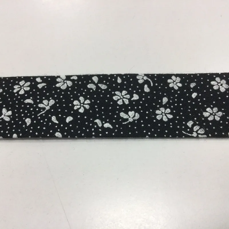 Vzorované, Galantéria, Šikmé prúžky - Šikmý prúžok bavlna 20mm čierna+biele kvety